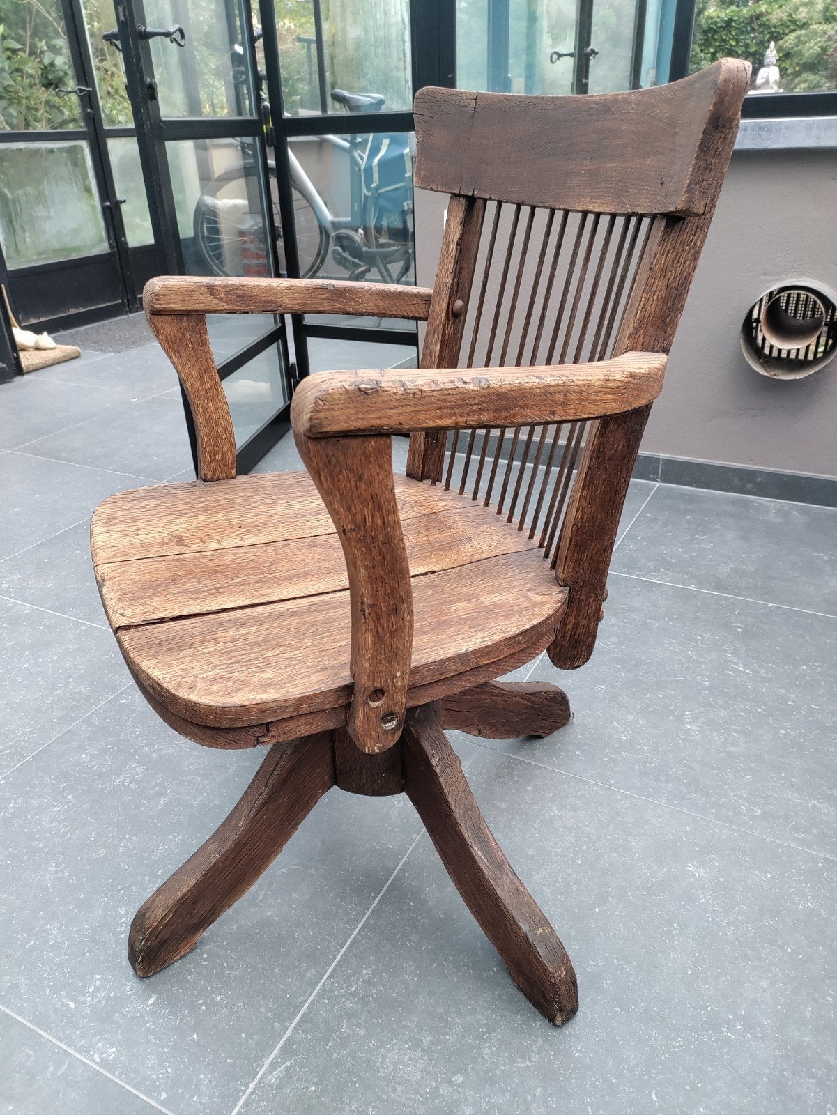 Oude grote stoel', Ophalen