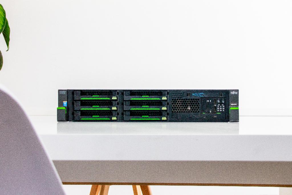 Fujitsu Primergy RX300 S8 Server, 2 tot 3 Ghz, Hot swappable onderdelen, Zo goed als nieuw, 1 TB of meer