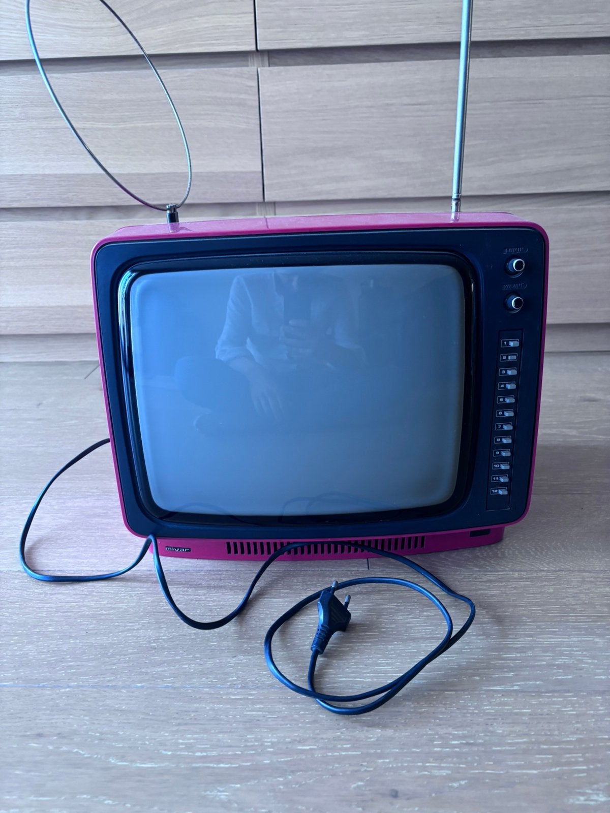 TV vintage (noir et blanc), Enlèvement