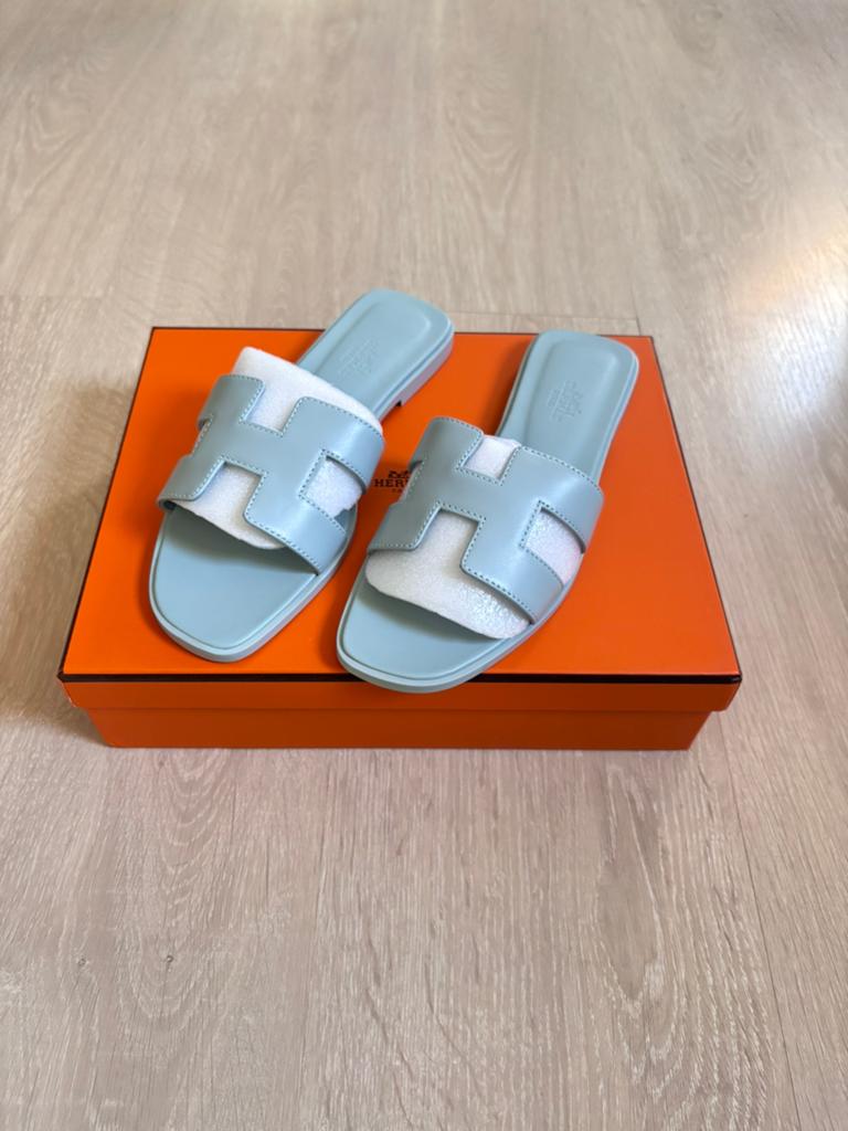 Hermes oran, Kleding | Dames, Schoenen, Slippers, Blauw, Ophalen of Verzenden, Zo goed als nieuw