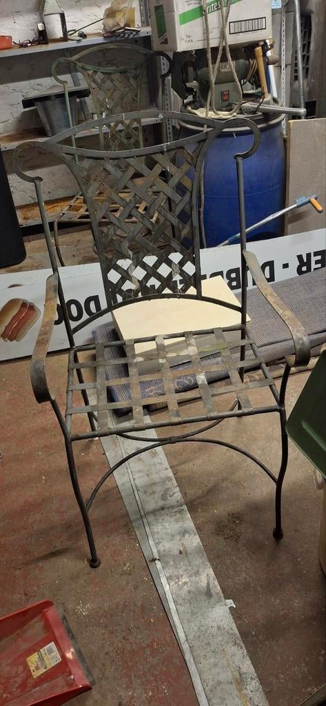 Ijzeren tuinstoelen, Enlèvement
