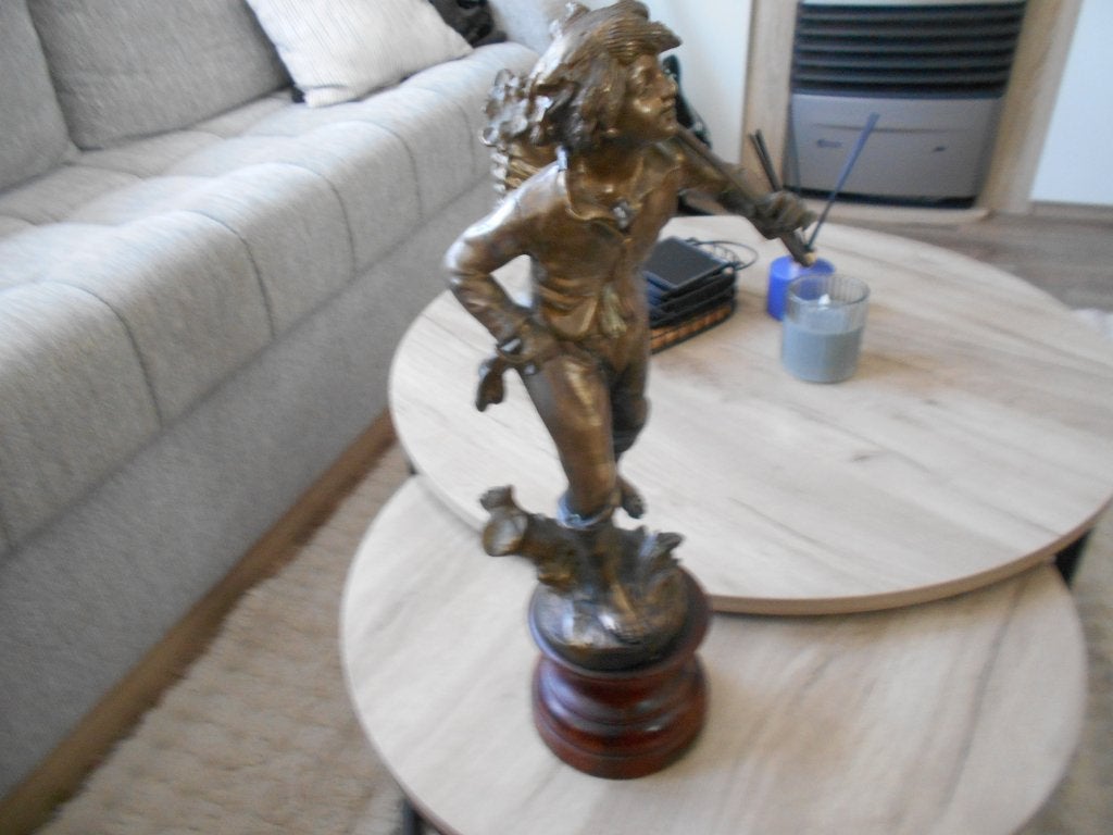 Statue en bronze antique d'un garçon avec une corbeille de, Enlèvement, Bronze