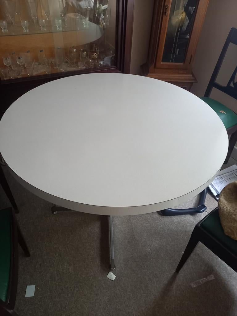 Table ronde, Enlèvement, Utilisé, Quatre personnes, Rond