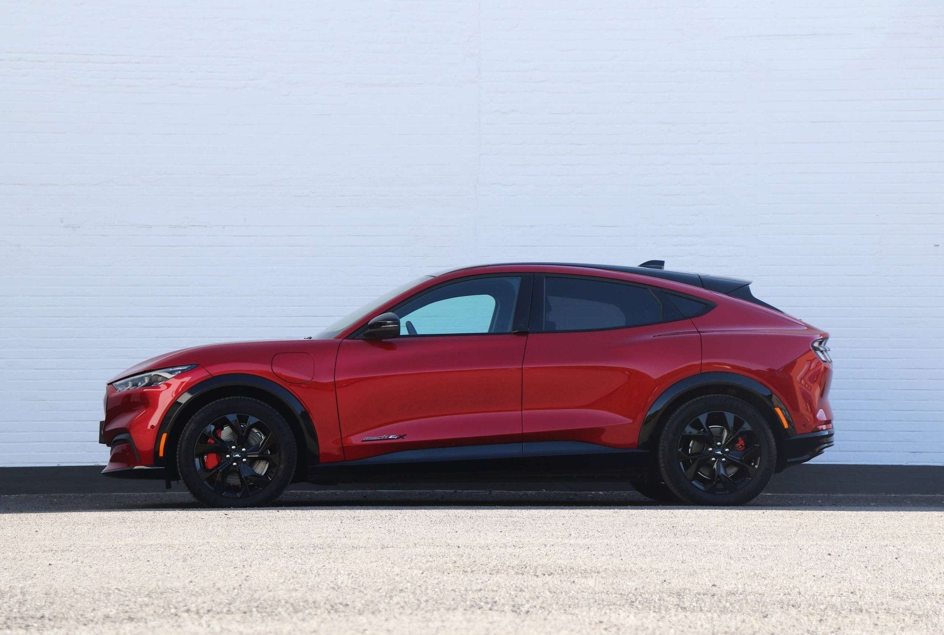 Ford Mustang Mach-E 76 kWh AWD Premium - Pano/BlindSpot/B&O/, Rouge, Achat, Euro 6, Noir