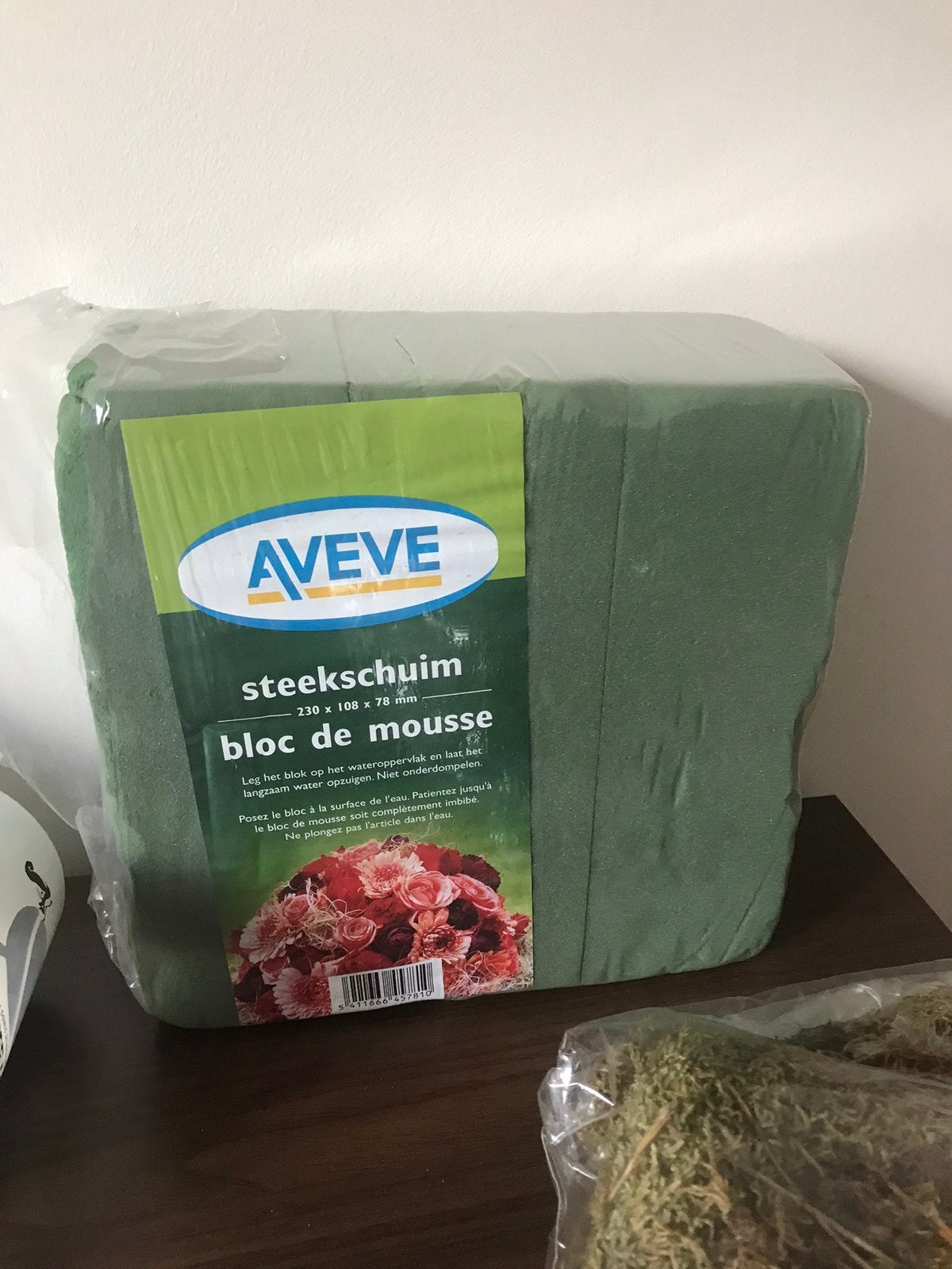 Veel bloemschikmateriaal, Enlèvement