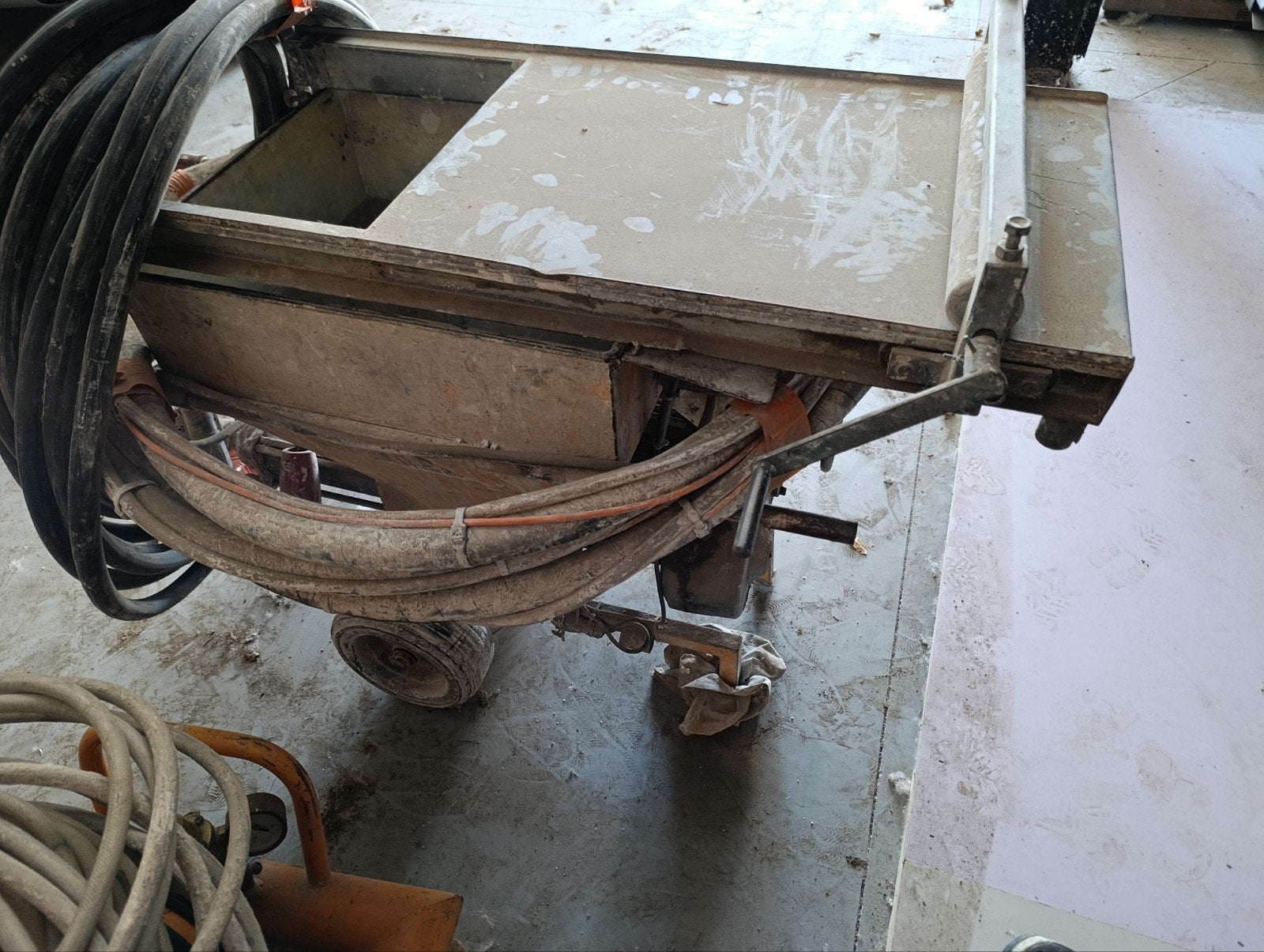 Cement/ mortel spuitmachine met compressor, Ophalen, Gebruikt