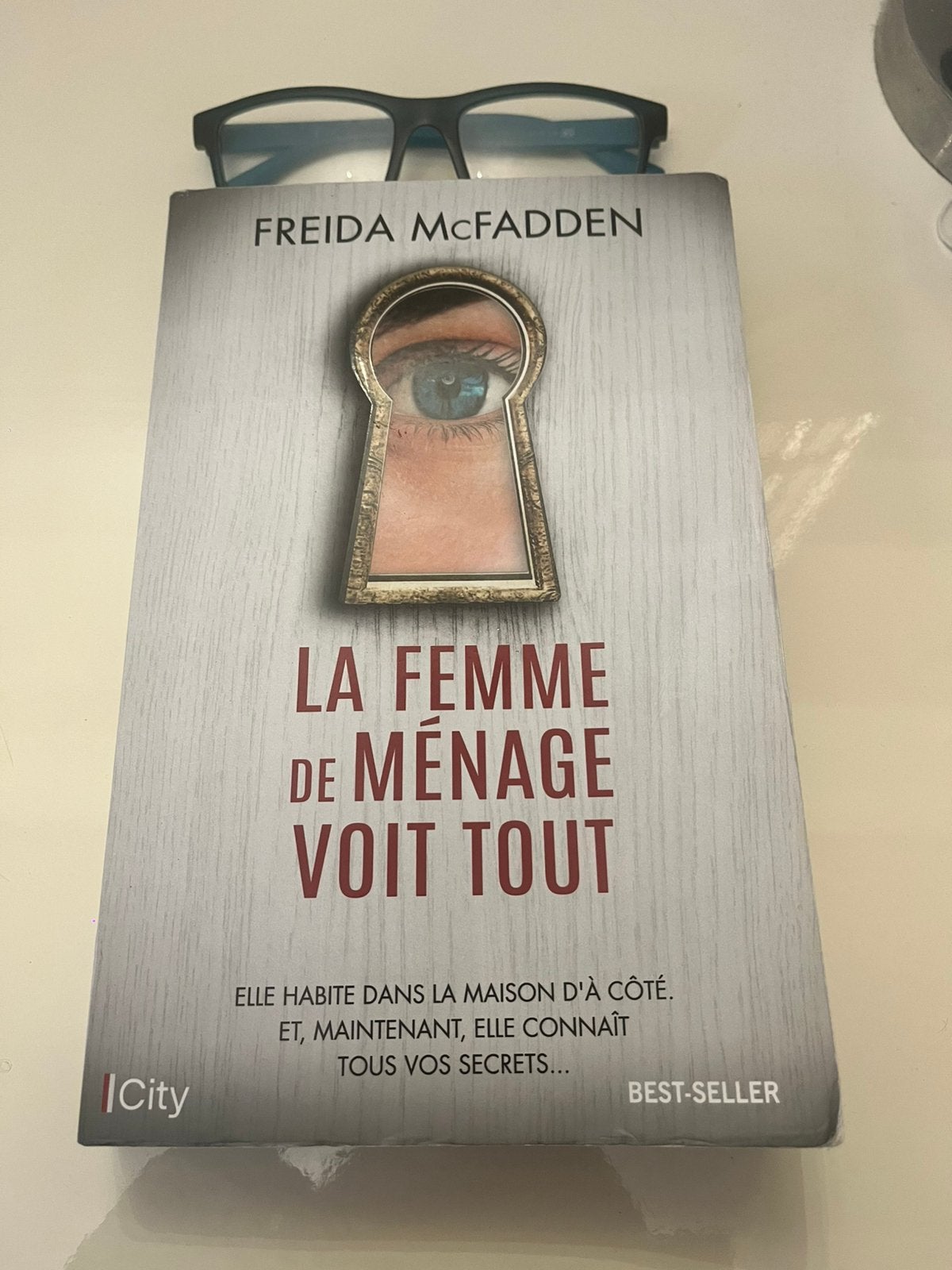 La femme de ménage voit tout écrit par Freida McFadden,, Enlèvement ou Envoi, Comme neuf
