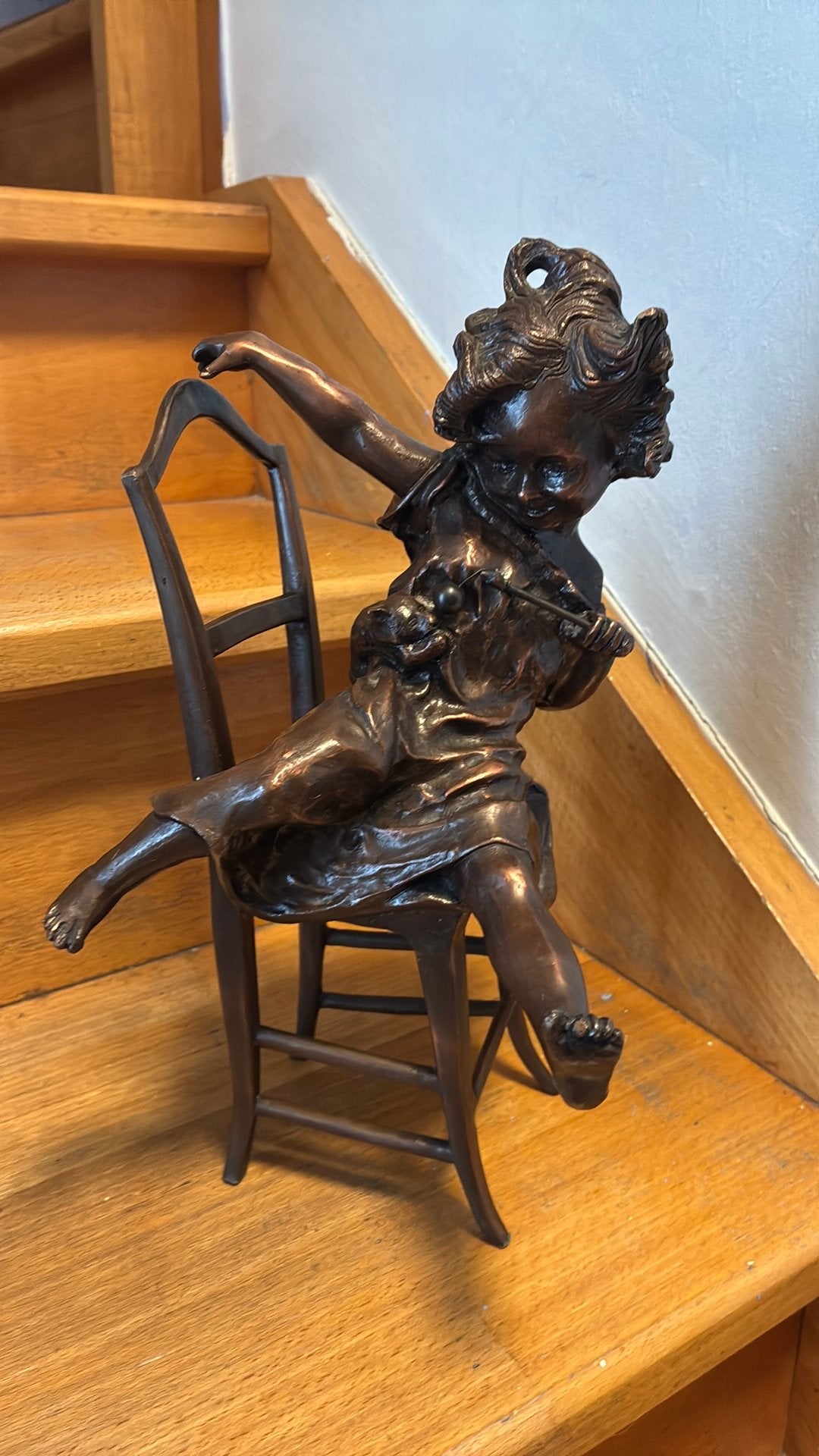 Sculputre en bronze d’une fille jouant avec un chat, Enlèvement, Bronze