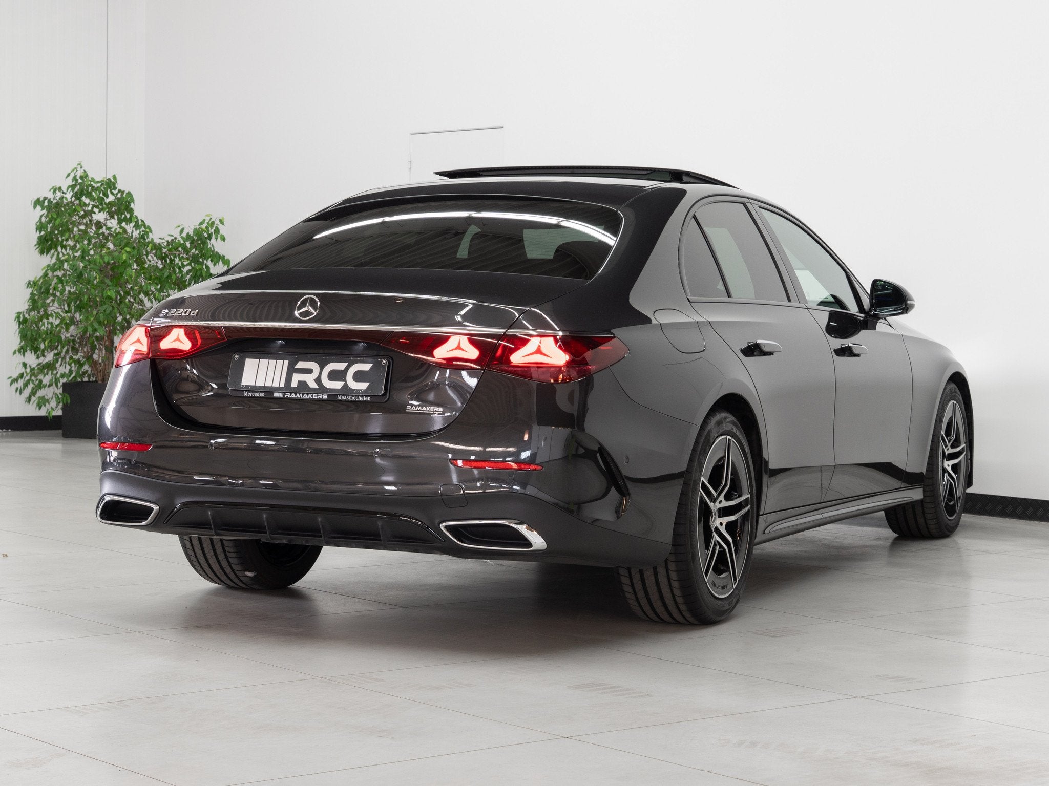Mercedes-Benz E 220 d AMG Line Night PANORAMA Distronic KEYL, Auto's, Automaat, Gebruikt, Zwart, 4 cilinders