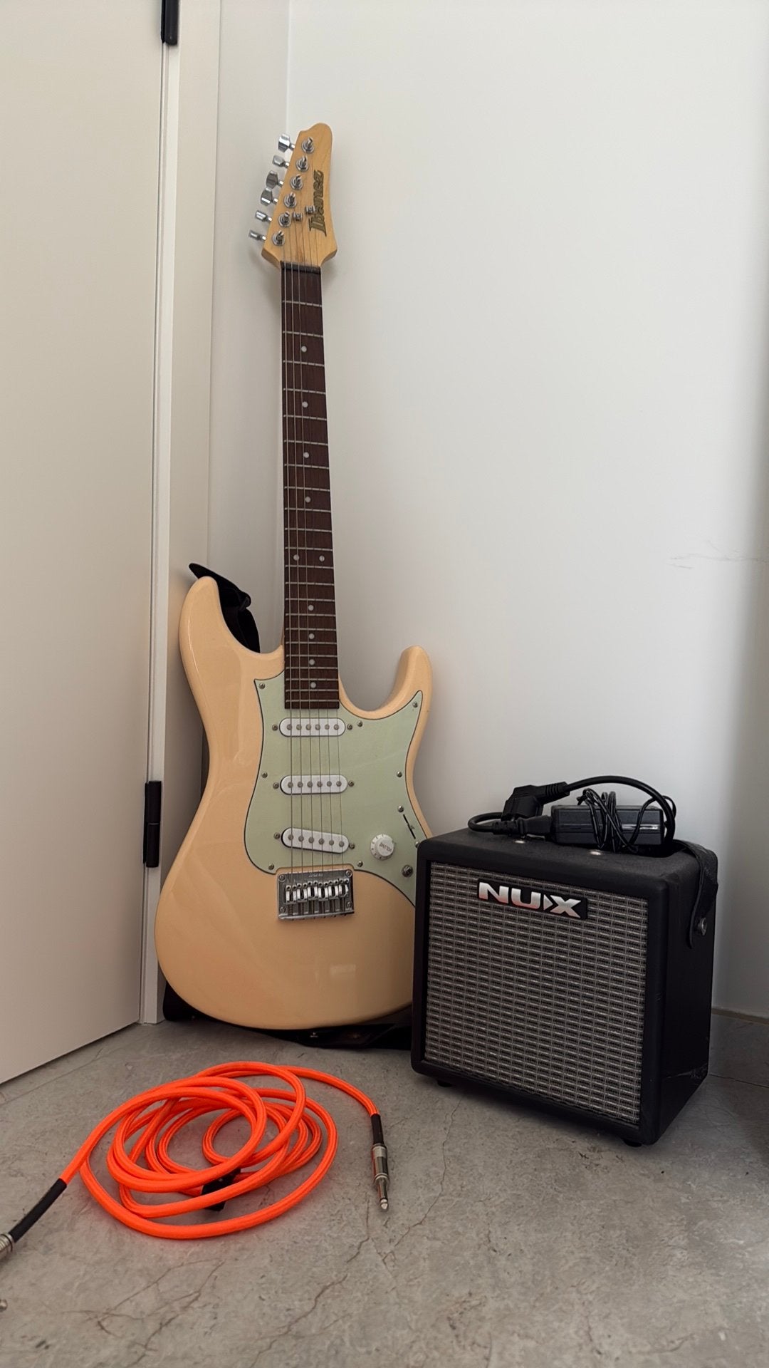 Elecktrische gitaar Ibanez AZES31 AZ Essential, Ivory, Musique & Instruments, Enlèvement, Comme neuf, Ibanez, Avec ampli