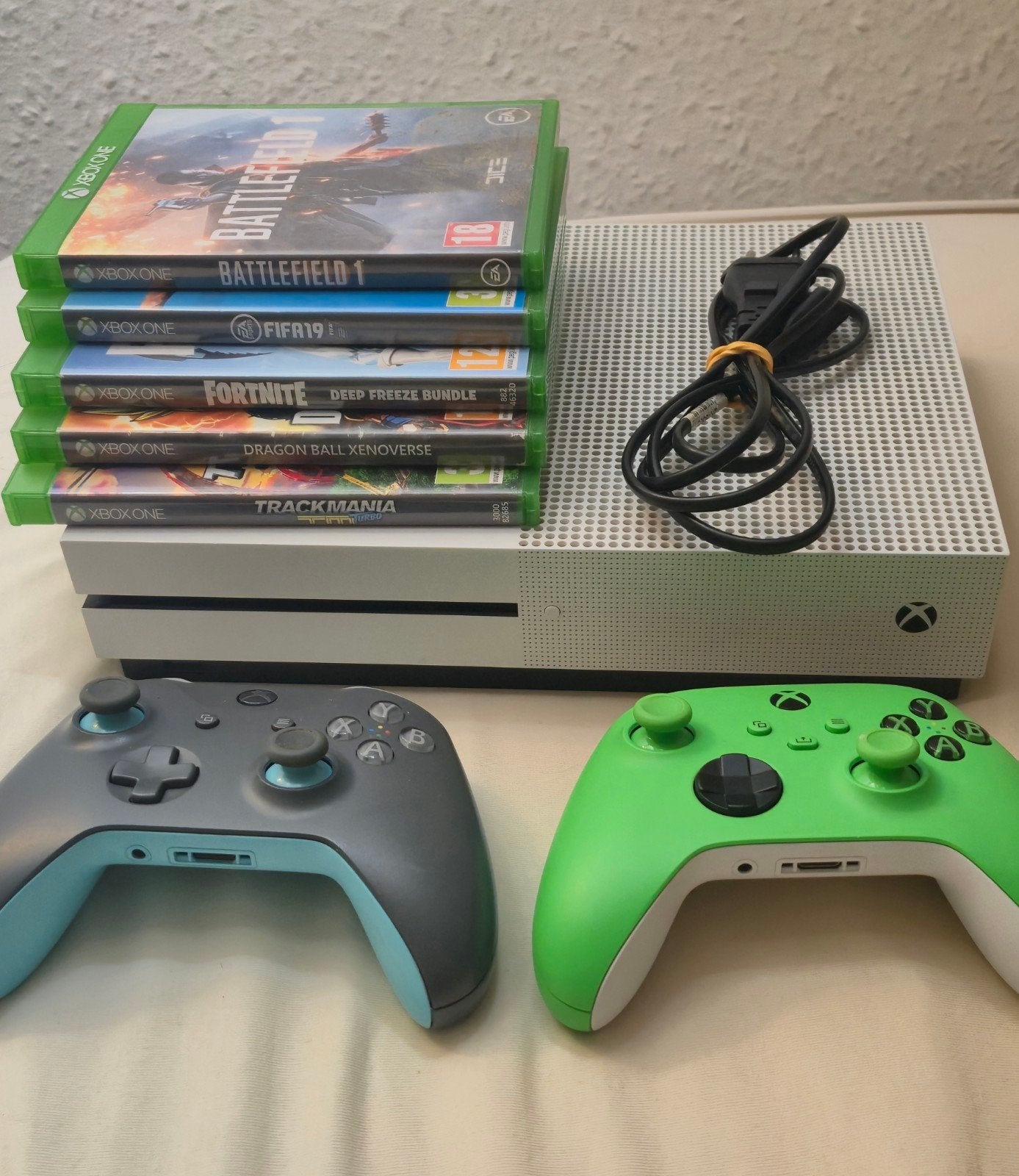 XBOX ONE S + 2 controllers + games, Games en Spelcomputers, Spelcomputers | Xbox One, Ophalen, Xbox One