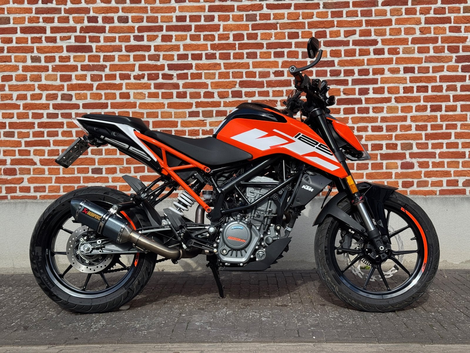 KTM Duke 125 - showroomstaat - 2020 - 4950km - Akrapovic, ABS, Entreprise, Occasion, 1 cylindre