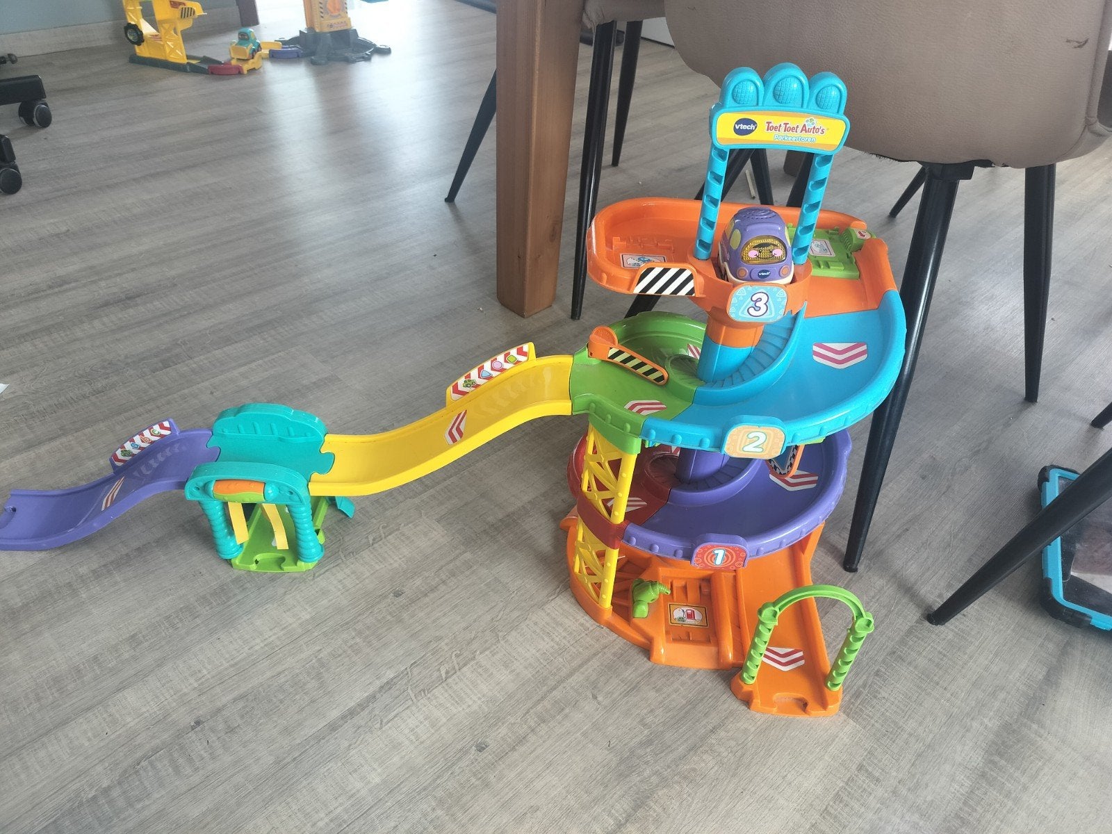 VTech Toet Toet Auto's Parkeertoren (Inclusief Auto), Kinderen en Baby's, Ophalen, Gebruikt, 2 tot 4 jaar