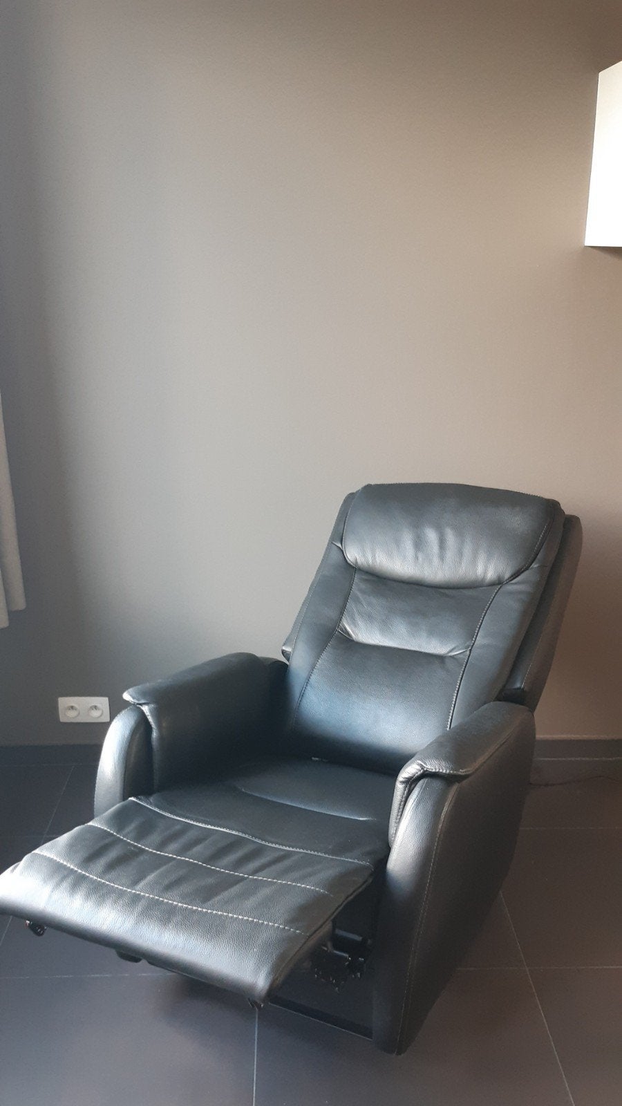Comfortabele zwarte lederen relaxzetel / relaxfauteuil – In, Huis en Inrichting, Ophalen of Verzenden, Zo goed als nieuw, Leer