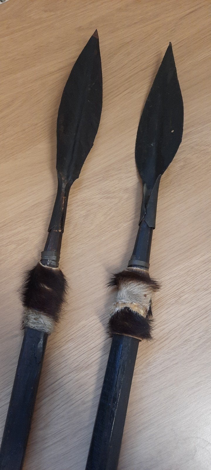 deux lances africaines traditionnelles., Enlèvement