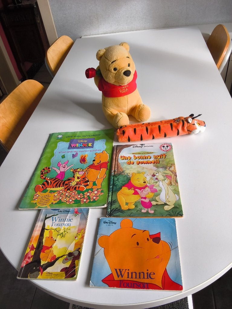 Lot WINNIE L’OURSON  - peluche + livres + fourre-tout., Enlèvement ou Envoi, Winnie l'Ourson ou amis, Utilisé, Autres types