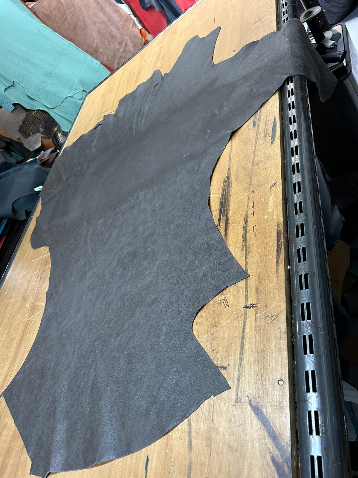 Donker grijs patina leer lap 1.5 mm dikte soepel A-464, Enlèvement ou Envoi, Comme neuf, Gris