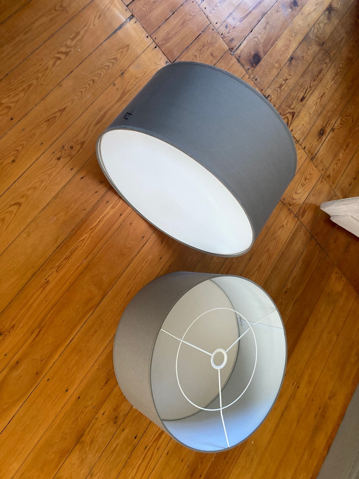 Twee grijze lampekappen 50cm, Maison & Meubles, Lampes | Abat-jour, Enlèvement, Comme neuf