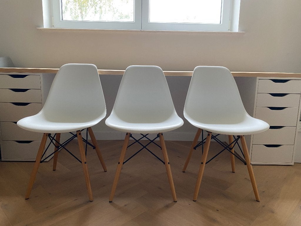 Witte kuipstoelen met houten poten, Trois, Scandinavisch, Enlèvement, Utilisé