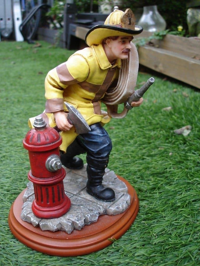 Brandweerman/ pompier , Red Hats of Courage Fire Alarm 1998, Collections, Statues & Figurines, Comme neuf, Humain, Enlèvement