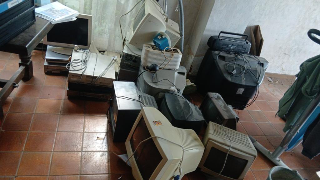 „Vintage CRT monitors & retro computers lot”, Ophalen