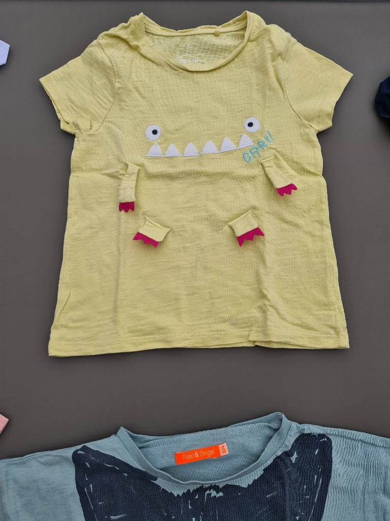 Geel t-shirt met monster, Next, 110, Ophalen, Zo goed als nieuw