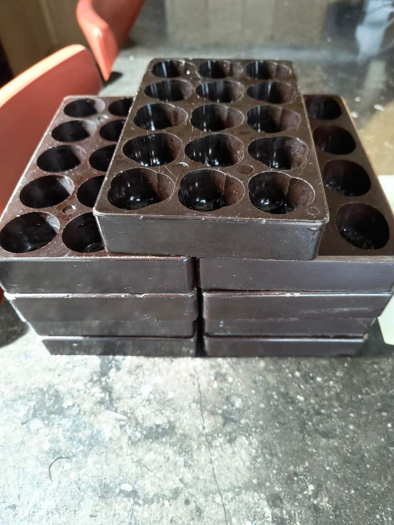 9* moules à pralines en bakkélite, Enlèvement ou Envoi, Utilisé, Autres types
