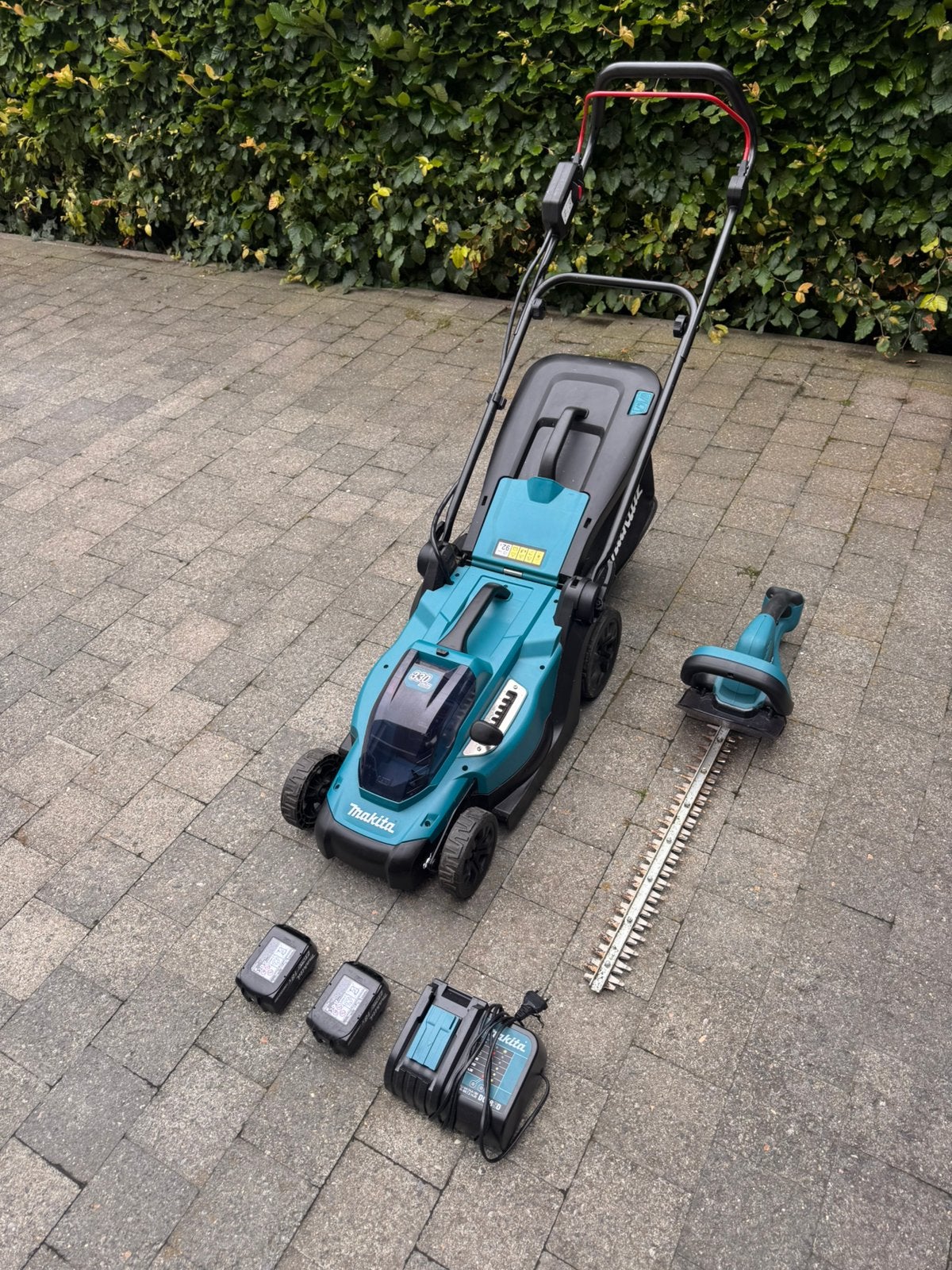 Makita set: haagschaar, grasmaaier met mulch, 2x batterij, Tuin en Terras, Grasmaaiers, Mulchfunctie, Ophalen