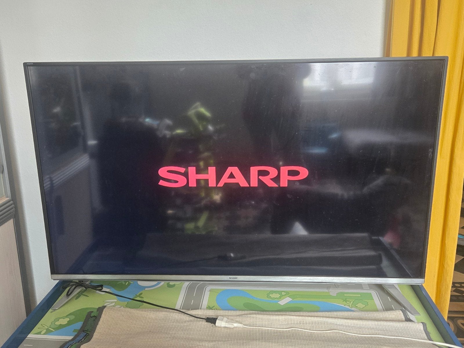 2 ecrans plats à réparer, TV, Hi-fi & Vidéo, Enlèvement, Sharp
