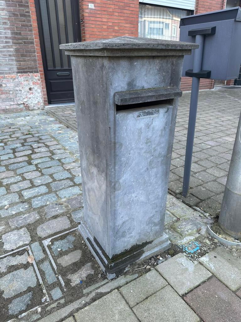 Arduinen brievenbus - natuursteen, Ophalen, Gebruikt, Hardsteen, Staande brievenbus