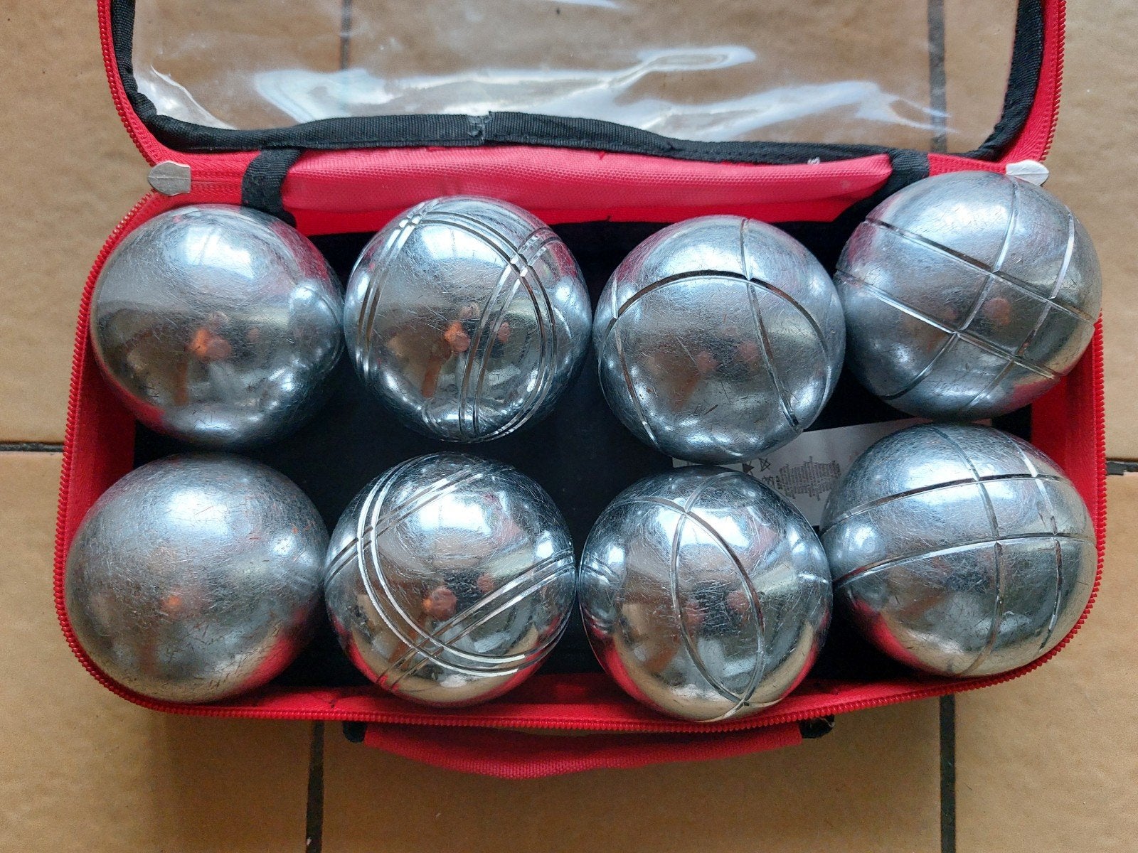 6 boules de pétanque, Enlèvement