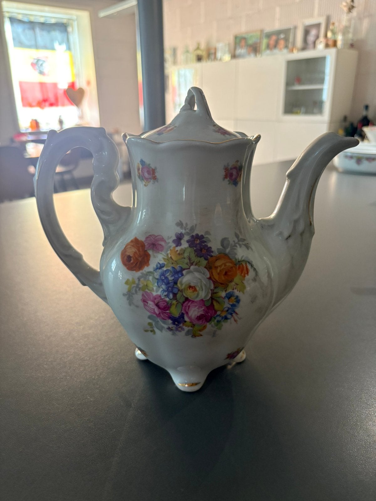 Cafetière / Théière ancienne en porcelaine, Envoi