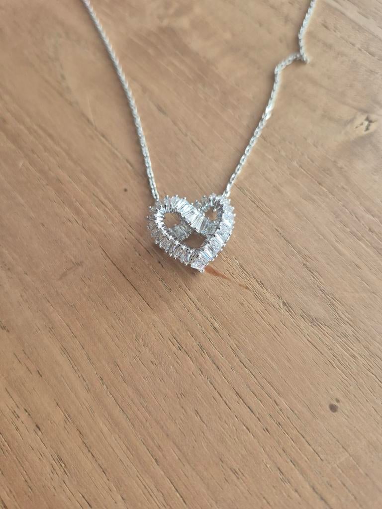 Swarovski ketting hartje, Ophalen