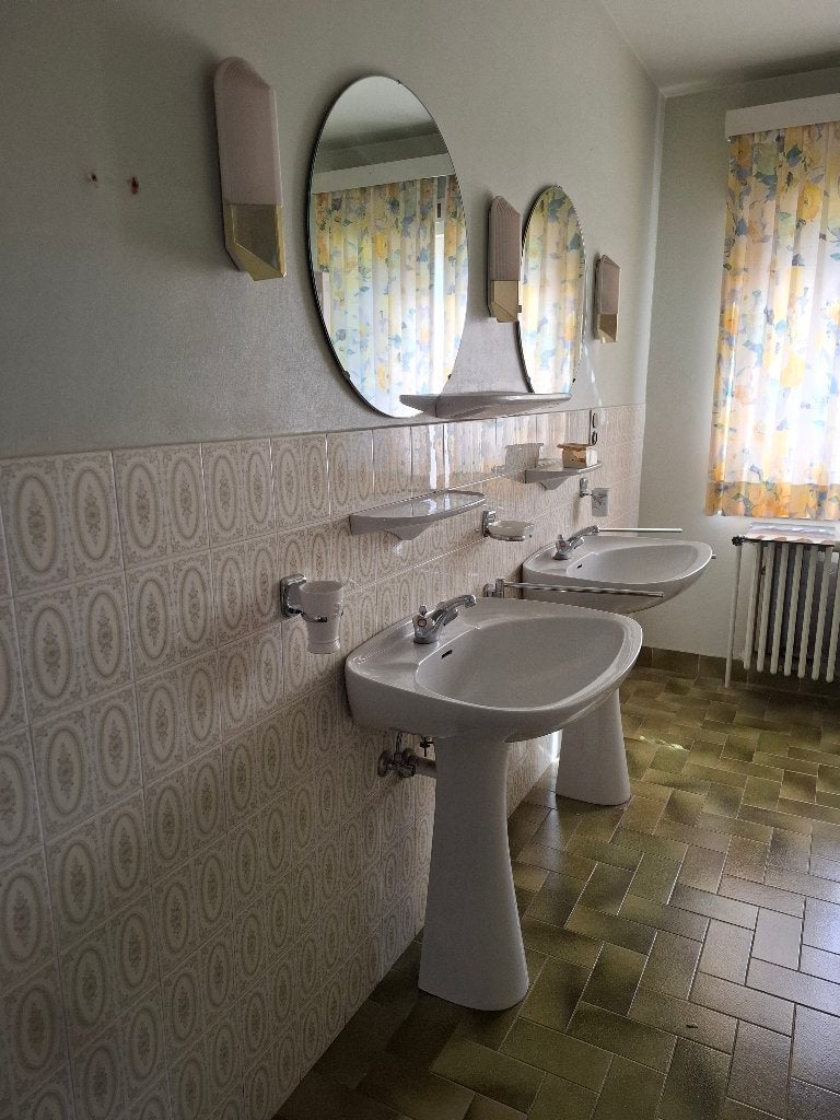 Jaren 70 badkamer, Maison & Meubles, Enlèvement, Utilisé, Lavabo ou Évier, 100 à 150 cm