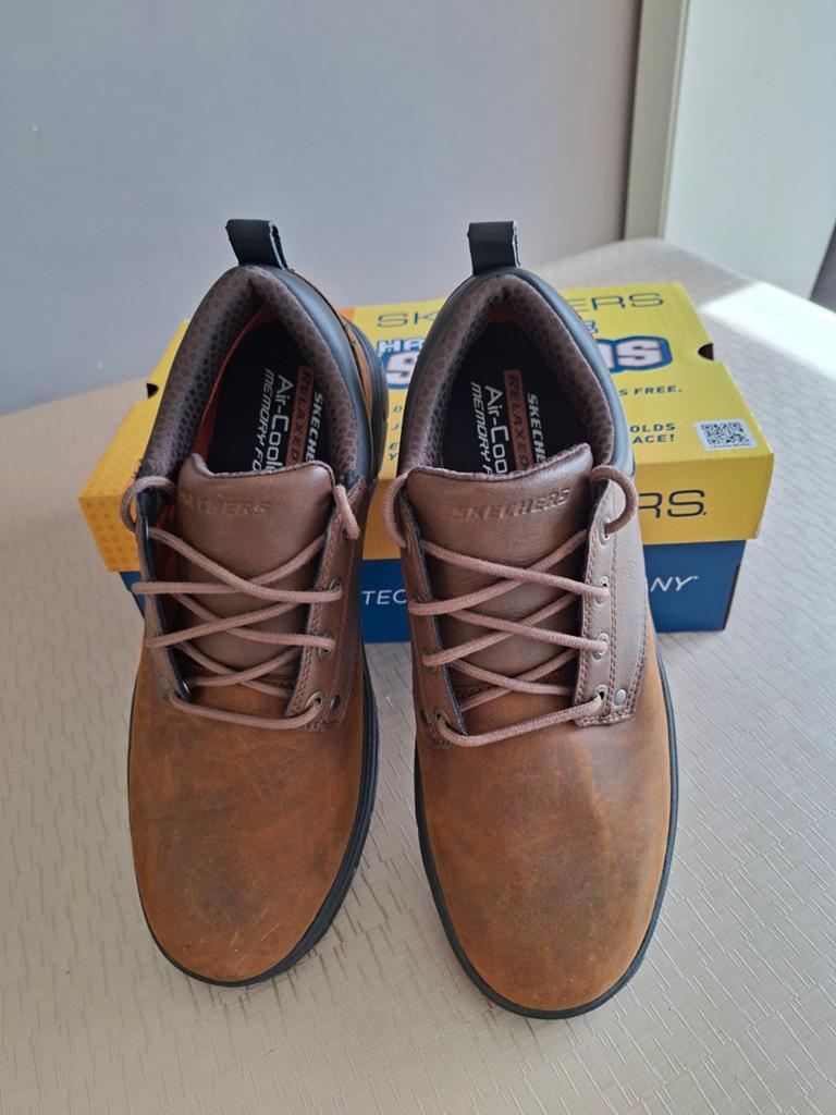Chaussures de marche Skechers en daim brun, jamais portée, Neuf, Enlèvement ou Envoi, Chaussures à lacets, Brun