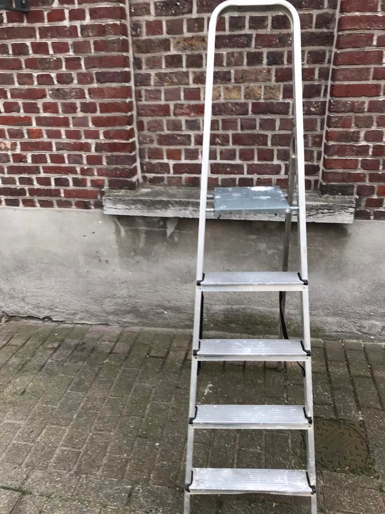 LADDER 5 TREDEN , ALU , GOEDE STAAT EN KWALİTEİT, Doe-het-zelf en Bouw, Schildersmaterialen, Gebruikt, Overige typen, Ophalen of Verzenden
