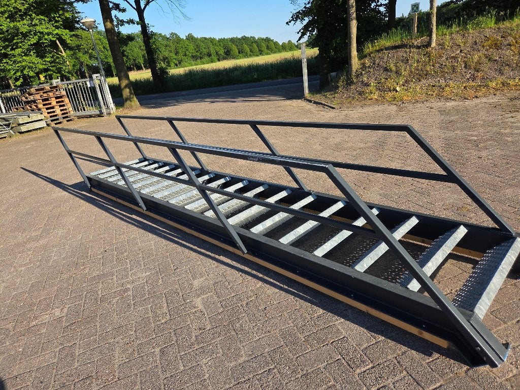 Trap met leuningen  hoog ca 3.50 meter, Ophalen, Zo goed als nieuw, Trap