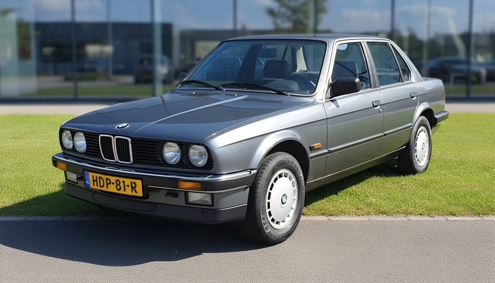 BMW 316 E30 1986 zeer weinig kilometers, Autos, Argent ou Gris, Achat, 4 portes, Noir