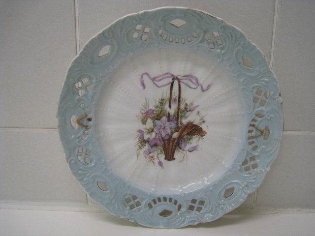 Bord wit met licht blauwe rand met gaten, Ophalen