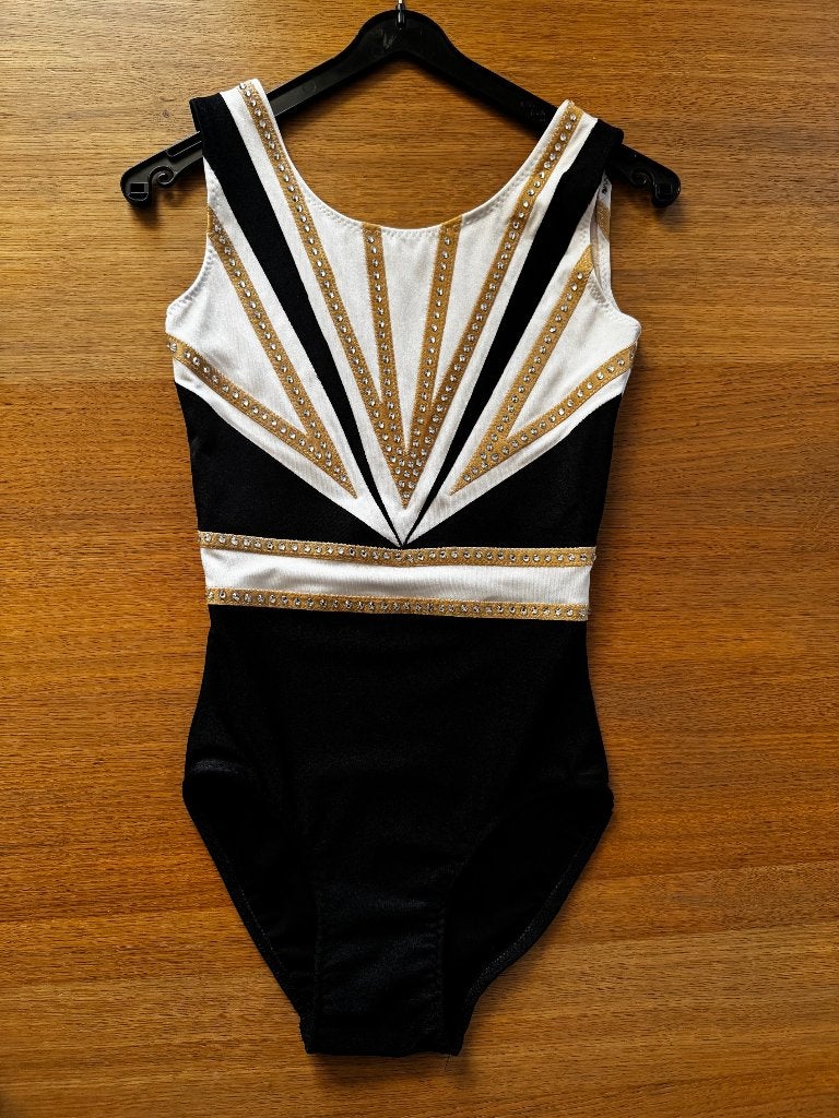 Handgemaakt turnpakje zwart-wit-goud met strass steentjes, Sport en Fitness, Meerkleurig, Nieuw, Turnpak(je), Kindermaat 122 t/m 140