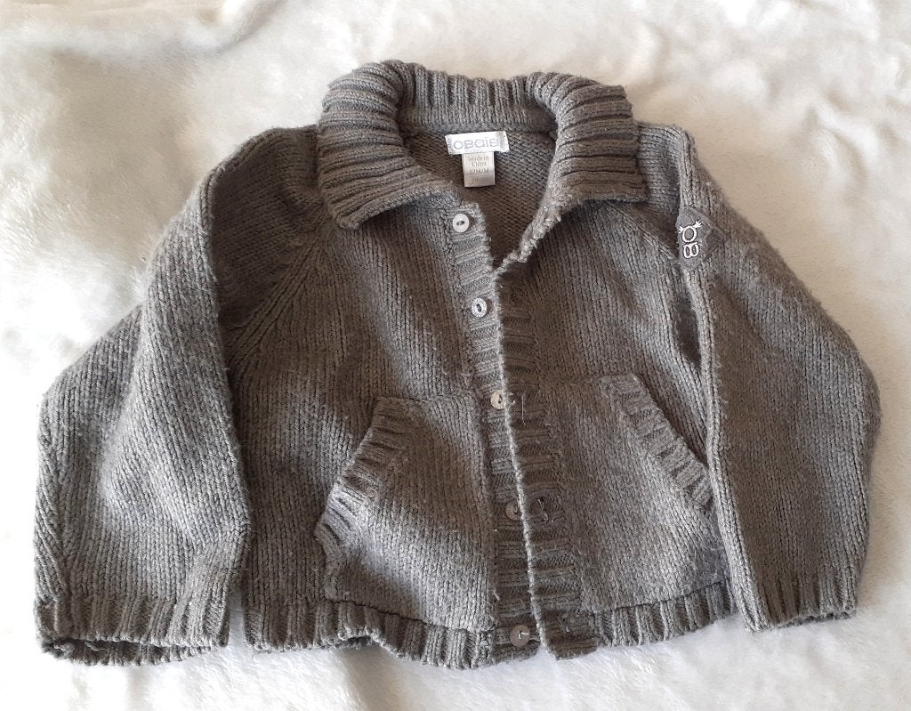 Baby grijs gebreid vestje Obaïbi 74, Kinderen en Baby's, Babykleding | Maat 74, Ophalen of Verzenden, Zo goed als nieuw, Jongetje of Meisje