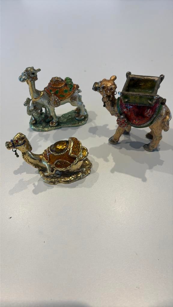 3 kamelen beeldjes, Enlèvement