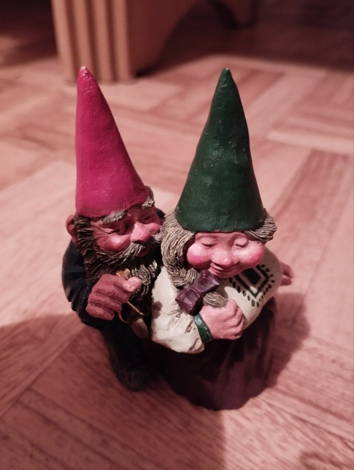 2 kabouters met een puntmuts aan en met stempel gedrukt la, Ophalen