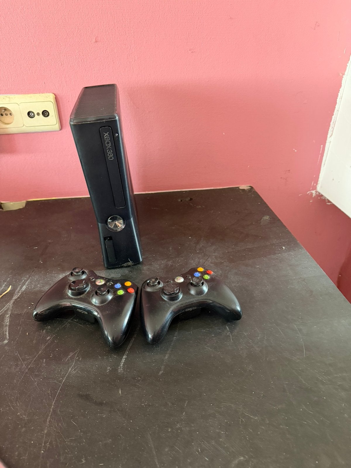 Xbox 360 met 2 controllers en met ongeveer 50 spelletjes, Consoles de jeu & Jeux vidéo, Consoles de jeu | Xbox 360, Enlèvement