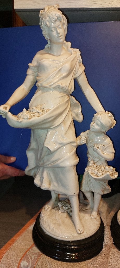 Prachtig antiek beeld "Vrouw en kind met bloemen, Gepatineerd, Wit, Overige materialen, Beeld