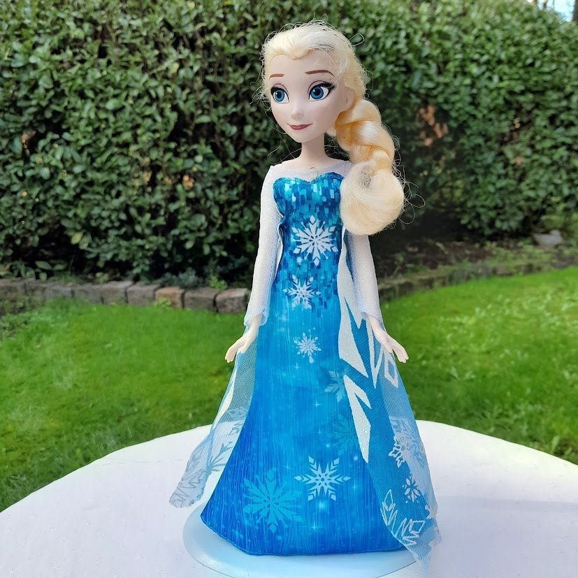 Disney Frozen Elsa pop met "piano jurk". Nette staat!!, Kinderen en Baby's, Ophalen of Verzenden, Zo goed als nieuw
