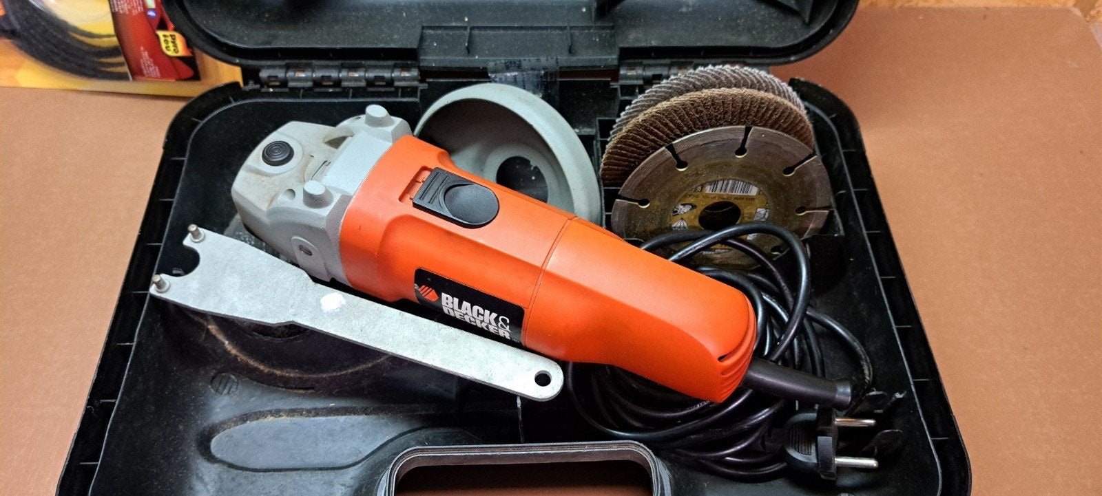 Black & Decker KG915 900W 115mm slijpmachine + koffer + schi, Doe-het-zelf en Bouw, Black Decker, Overige typen, 600 tot 1200 watt