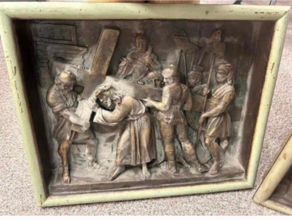 Religieuze kaders Bas-reliëf, Ophalen