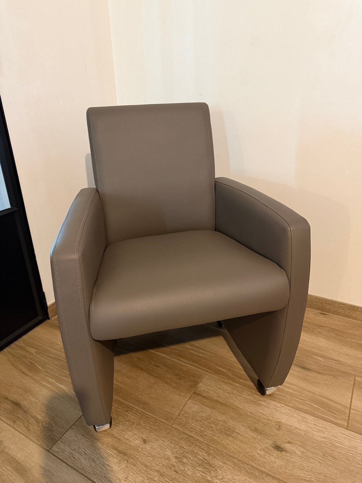Set van 4 eetkamerstoelen op wieltjes – taupe lederlook, Huis en Inrichting, Ophalen, Gebruikt, Vier