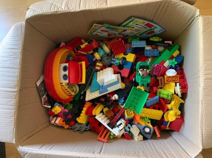 Grande poubelle Duplo avec différents sets et figurines, Minifigurines incluses, Utilisé, Duplo, Enlèvement ou Envoi